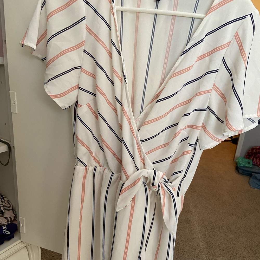 Adorable white summer dress eith a pop of color